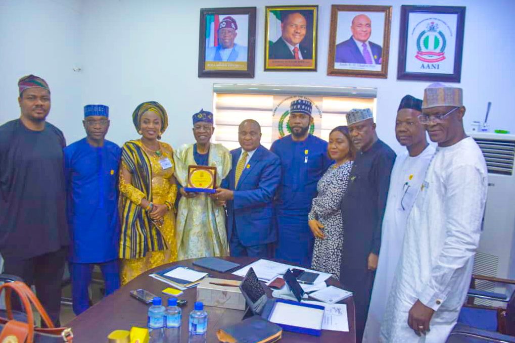 Group photo of the Central Committee of the National Summit and Exhibition on the Orange Economy and members of the Alumni Association of the National Institute